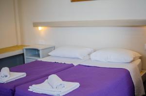 Postel nebo postele na pokoji v ubytování Skala Sunset Hotel and spa