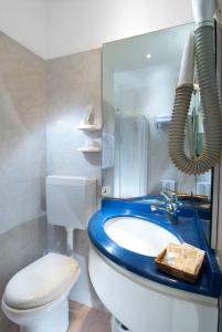 Ett badrum på Hotel Cormoran