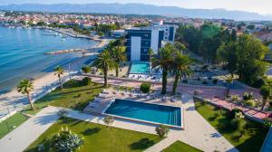 - Vistas aéreas a un complejo con piscina y playa en Liberty Hotel, en Novalja