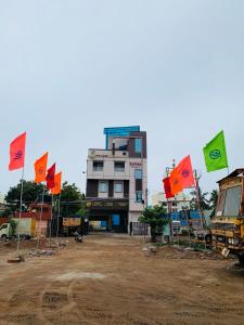 um grupo de bandeiras em frente a um edifício em THE CHIRAAG INN em Chennai