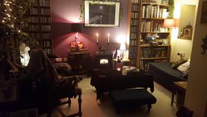sala de estar con sofá, mesa y sillas en Gordon House en Tomintoul