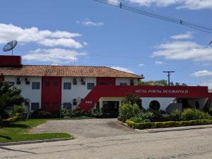frente al hotel con un edificio rojo y blanco en Hotel Portal De Eunápolis, en Eunápolis