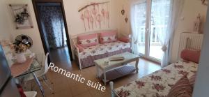 uma sala de estar com um sofá e uma mesa em Iris Deluxe Suites 1 em Kavala