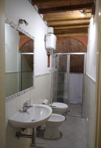Casa Vanessa في سوفيريتو: حمام مع حوض ومرحاض ومرآة