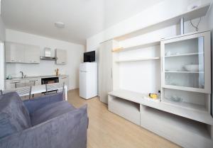 a living room with a couch and a kitchen at I Dodici mesi - appartamento Primavera in Trento