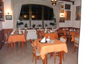 Reštaurácia alebo iné gastronomické zariadenie v ubytovaní Penzion Kamínek