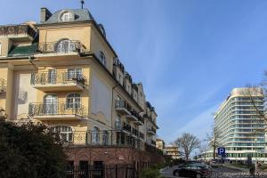 un edificio con un coche aparcado delante de él en Apartament Zuzanna en Świnoujście