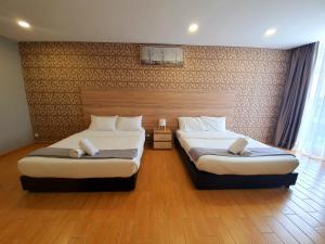 - 2 lits dans une chambre d'hôtel avec 2 lits dans l'établissement Bangi Perdana Hotel, à Bangi