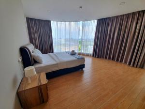 Postel nebo postele na pokoji v ubytování Bangi Perdana Hotel