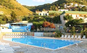 Bazén v ubytování Baia Calavà Hotel e Residence nebo v jeho okolí