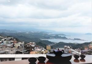 a view of the ocean from a balcony at Dosun B&B in Jiufen