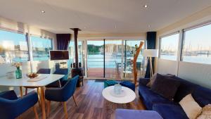 ein Wohnzimmer mit einer Couch und einem Tisch in der Unterkunft Floating Village Brombachsee in Ramsberg