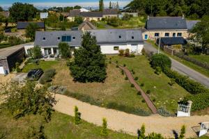 - une vue aérienne sur une maison avec un jardin dans l'établissement BELLILOIRE, Chambre à la campagne, à Belligné