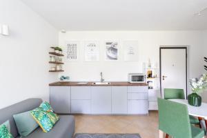 cocina y sala de estar con sofá y mesa en Como Lake Nest - Studio with garden, en Tremezzo