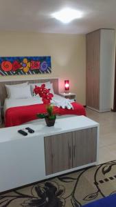 um quarto com uma cama com uma cama vermelha em Solar Pipa Flats em Pipa