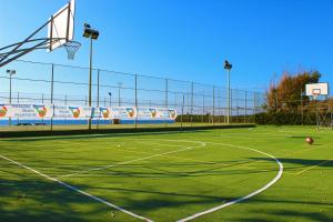 Tenis a/nebo squash v ubytování Baia Calavà Hotel e Residence nebo okolí