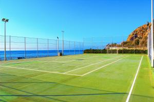 Tenis a/nebo squash v ubytování Baia Calavà Hotel e Residence nebo okolí