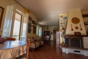 sala de estar con mesa y chimenea en Villa Santulli, en Laureana Cilento