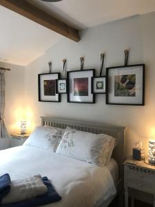 Säng eller sängar i ett rum på The Garden Cottage, Inglewhite