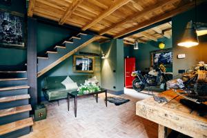 sala de estar con escalera y motocicleta en La Locanda di Grazzano Visconti, en Grazzano Visconti
