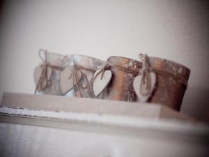 une rangée de pots en cuivre assis sur une étagère dans l'établissement Agriturismo Fondo Gesù, à Sala Bolognese