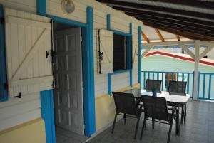 a room with a table and chairs in a house at Le Goyavier in Saint-Pierre