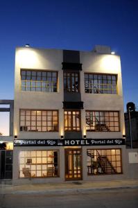 un edificio de hotel con las palabras hotel cerrado en Hotel Portal del Río en La Paz