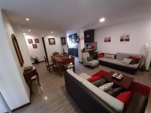 a living room with a couch and a table at Moderno departamento en Condominio Providencia in Cuenca