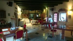 une salle à manger avec des tables et des chaises ainsi qu'une cuisine dans l'établissement Miodowy Raj, à Targanice