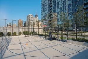 a courtyard with a tennis court and a basketball hoop at Level Chicago - Old Town in Chicago