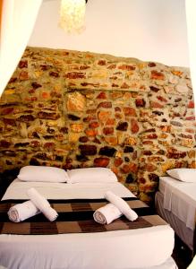
a hotel room with two beds and two lamps at Villa Chic Hostel Pousada in Jericoacoara
