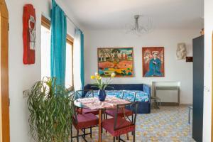uma sala de estar com uma mesa e um sofá em Profumo di mare em Ischia