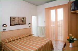 Giường trong phòng chung tại Hotel Verdemare