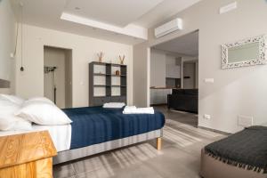 - une chambre avec un lit et un salon dans l'établissement Dimora San Ferdinando 1, à Bari