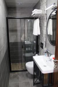 A bathroom at Han Suite Hotel