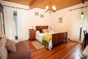 A bed or beds in a room at Casa de Barreiro Még 37 kép