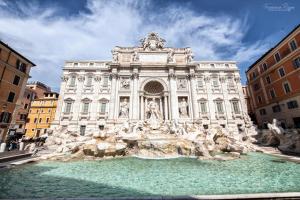 una foto de la fuente Trevi frente a un edificio en Magenta Collection Crociferi 3, en Roma