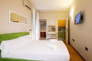 um quarto de hotel com uma cama e uma cozinha em Magenta Collection Crociferi 3 em Roma