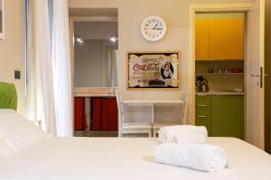 Un dormitorio con una cama con dos toallas encima. en Magenta Collection Crociferi 3, en Roma 6 fotos más