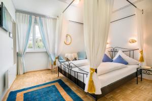 Ένα ή περισσότερα κρεβάτια σε δωμάτιο στο Villa Konstanze +55 φωτογραφίες