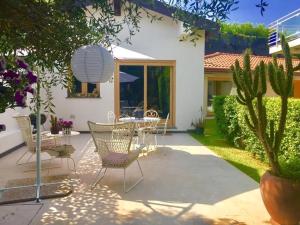 a patio with chairs and a table in a yard at Ara Town House in San Giovanni la Punta