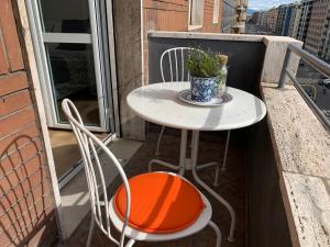 米蘭的住宿－Milano 71，阳台配有一张小桌子和两把椅子