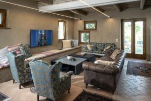 ein großes Wohnzimmer mit Sofas und einem Tisch in der Unterkunft Dai Ventu in Pesaro
