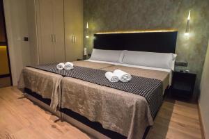 Postel nebo postele na pokoji v ubytování DAOS Suites & Terrace Marbella