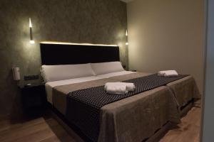 Postel nebo postele na pokoji v ubytování DAOS Suites & Terrace Marbella