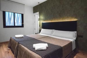 Postel nebo postele na pokoji v ubytování DAOS Suites & Terrace Marbella