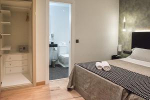 Postel nebo postele na pokoji v ubytování DAOS Suites & Terrace Marbella