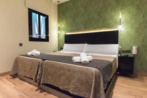 Postel nebo postele na pokoji v ubytování DAOS Suites & Terrace Marbella