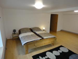 1 dormitorio con 1 cama en el centro de una habitación en Haus Wangen 