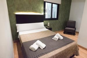 Postel nebo postele na pokoji v ubytování DAOS Suites & Terrace Marbella